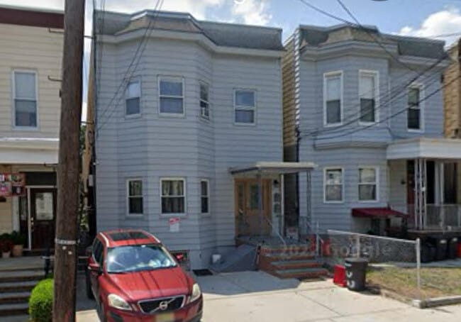 Building Photo - 123 Oak St