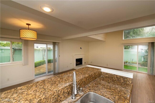 Building Photo - 2 br, 3 bath Townhome - 208 Ogle St # 3