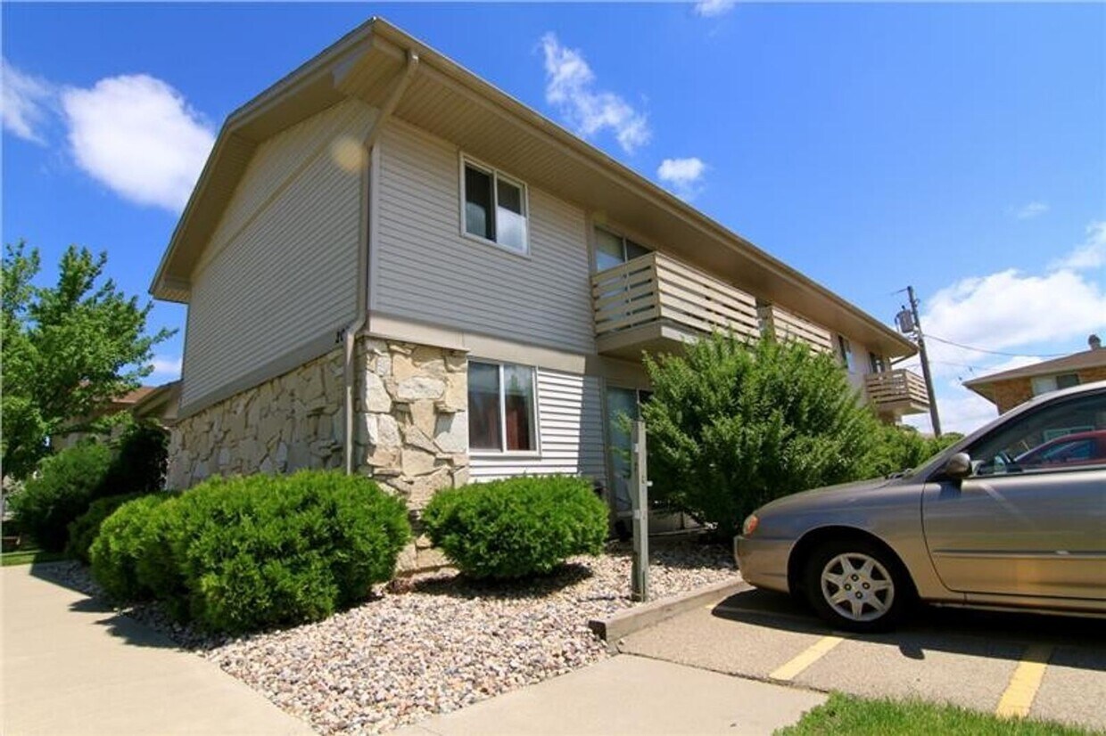 Primary Photo - 2010-2020 Maplecrest Dr