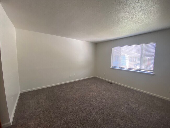 Foto del edificio - REDUCED!!!! 2 bedroom, 1.5 bath end unit Townhouse near Forest Hills Shopping Center and Downtown...