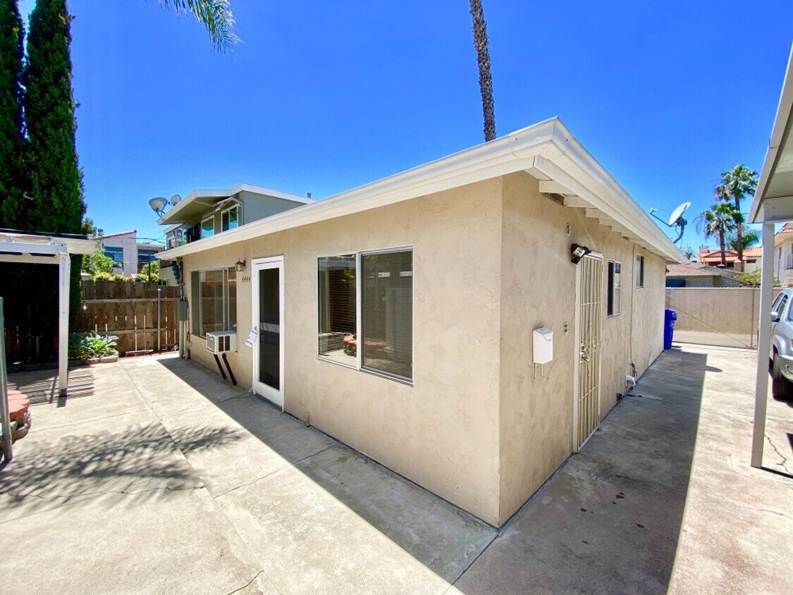 Foto principal - FOR RENT - 2 Br/1Ba 900 SF Cozy Single Sto...