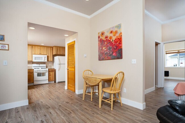 Building Photo - One bedroom apartment located on a private...