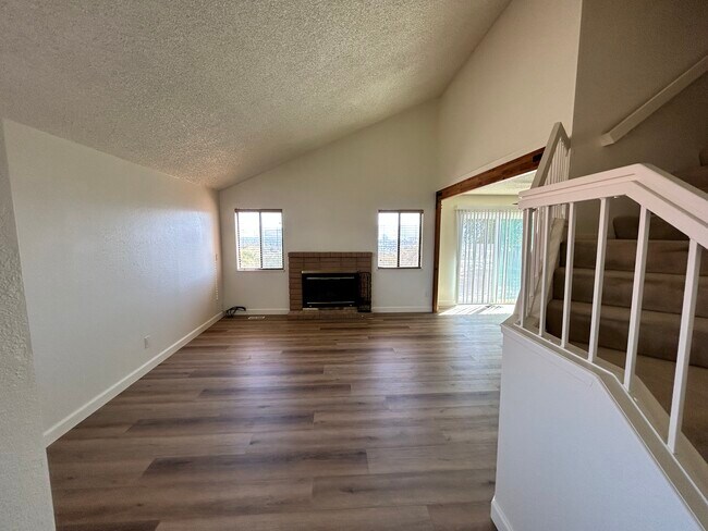 Foto del edificio - 3415 Ridgecrest Dr