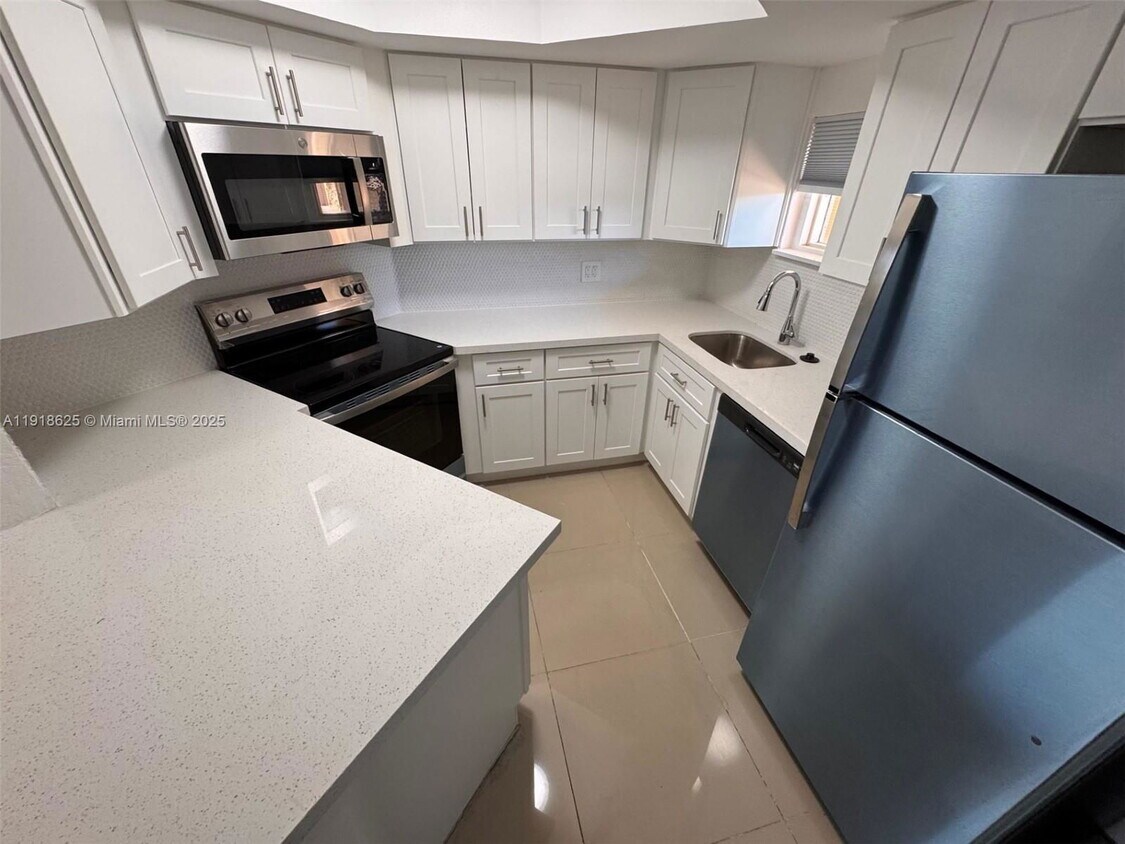 Foto principal - 8205 Lake Dr