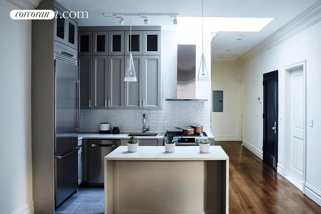 Building Photo - 44 Monroe Pl