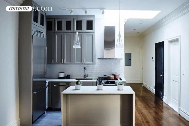 Foto del edificio - 44 Monroe Pl