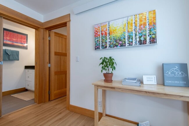 Building Photo - Seasonal Rental 10/1/25 - 5/30/26 Modern F...