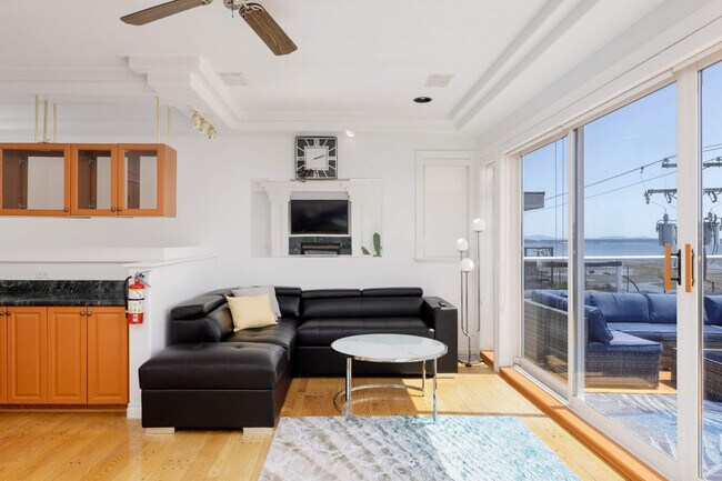 Photo du bâtiment - 15441 Marine Dr