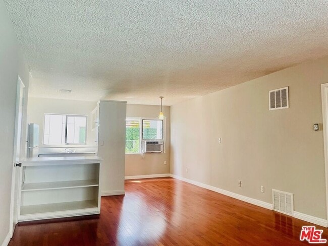 Building Photo - 941 N San Vicente Blvd
