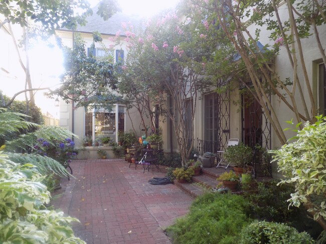 Building Photo - 153 S Reeves Dr