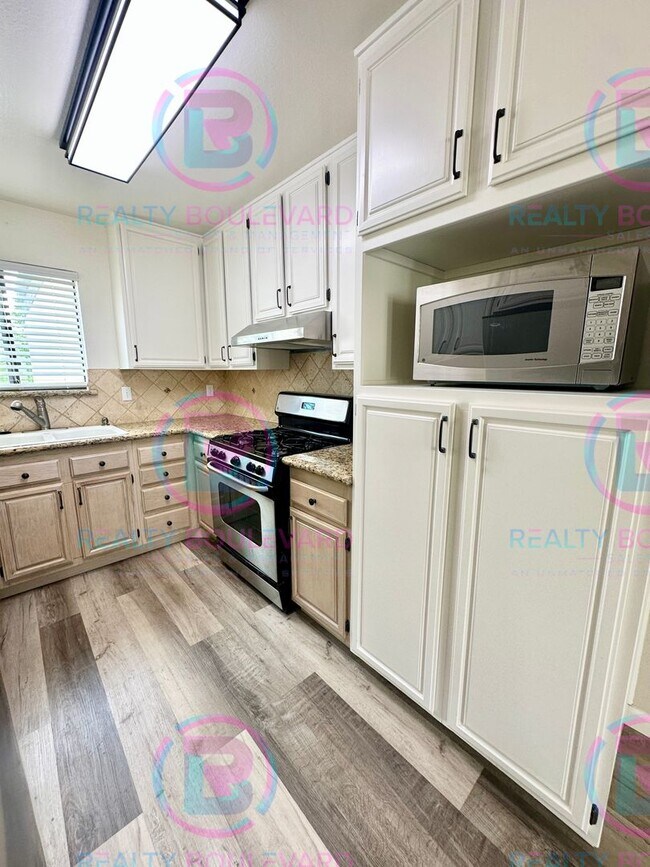 Foto del edificio - 1/2 Month Free! Contemporary 2-Bed Condo w...
