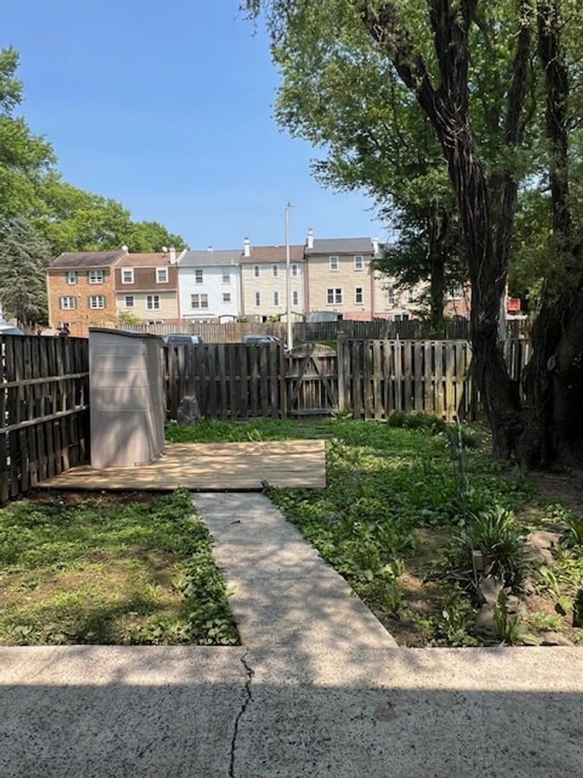 Building Photo - RENOVATED 3 BEDROOM TOWNHOUSE IN QUAIL VALLEY