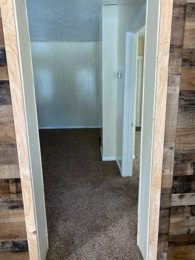 Foto del edificio - Cozy 2-Bedroom Home with Spacious Yard – C...