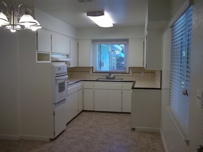 Foto del edificio - Updated home offering a nice floor plan an...