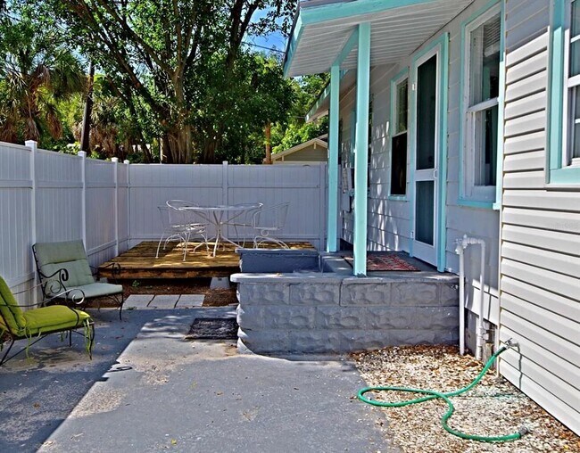 Building Photo - 330 Wisconsin Ct S