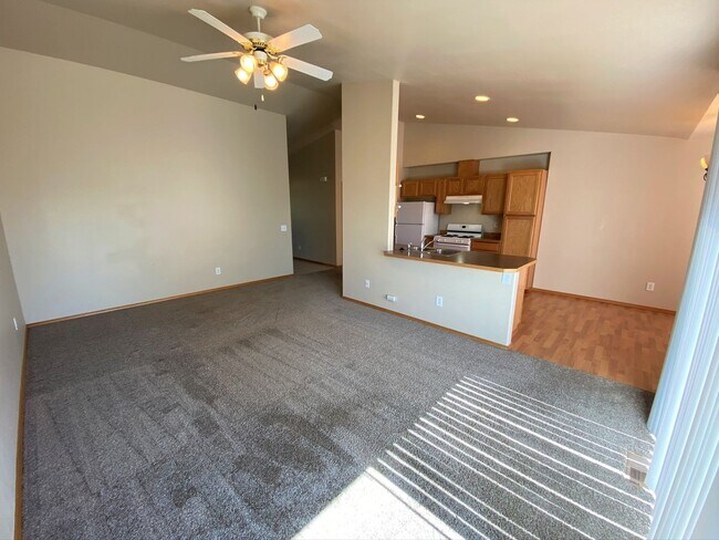 Foto del edificio - Spacious 3 Bedroom with Office - Fenced Lawn with Lawn Care Provided!