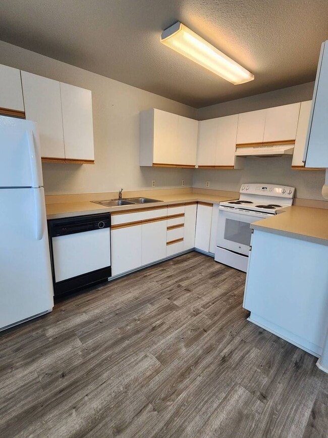 Building Photo - 352 S Calapooia St