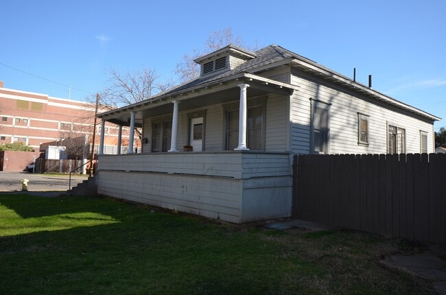 Building Photo - 805 Rio Chico Way