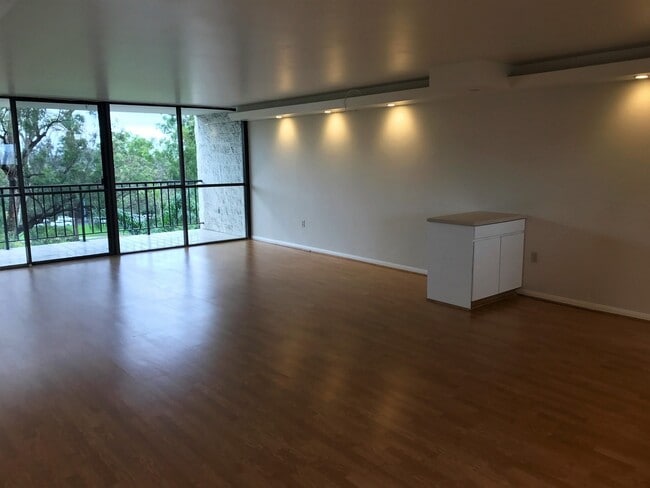 Building Photo - 6th Floor 2 Bedroom 2 Bath Newly remodeled...