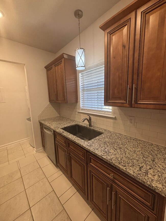 Foto del edificio - Fully Renovated 2 bed 2.5 bath Townhome in...