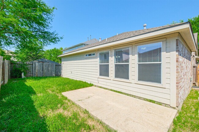 Foto del edificio - 15527 Fir Woods Ln