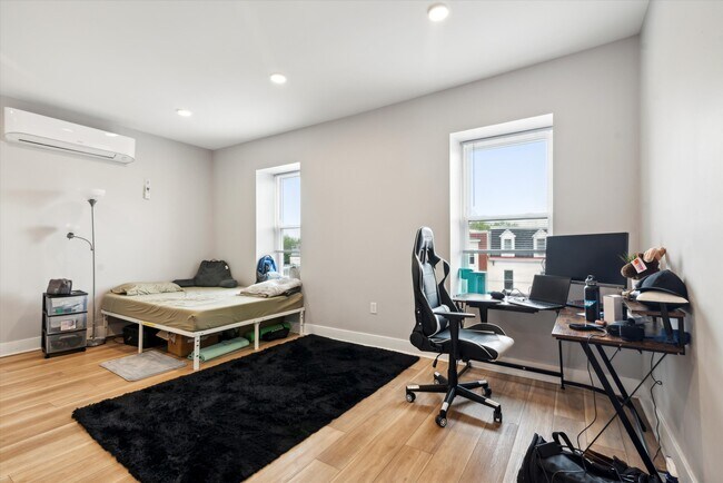 Building Photo - 325 N 40th St