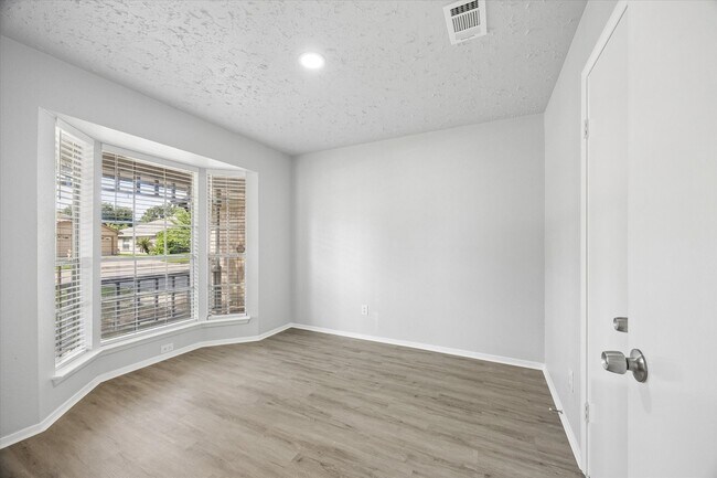Building Photo - 6419 Fairbourne Dr