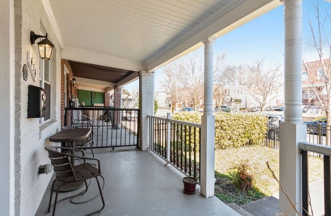 Building Photo - Recently Updated, 2 bed 2 1/2 Bath with Fenced Front and Back Yard!