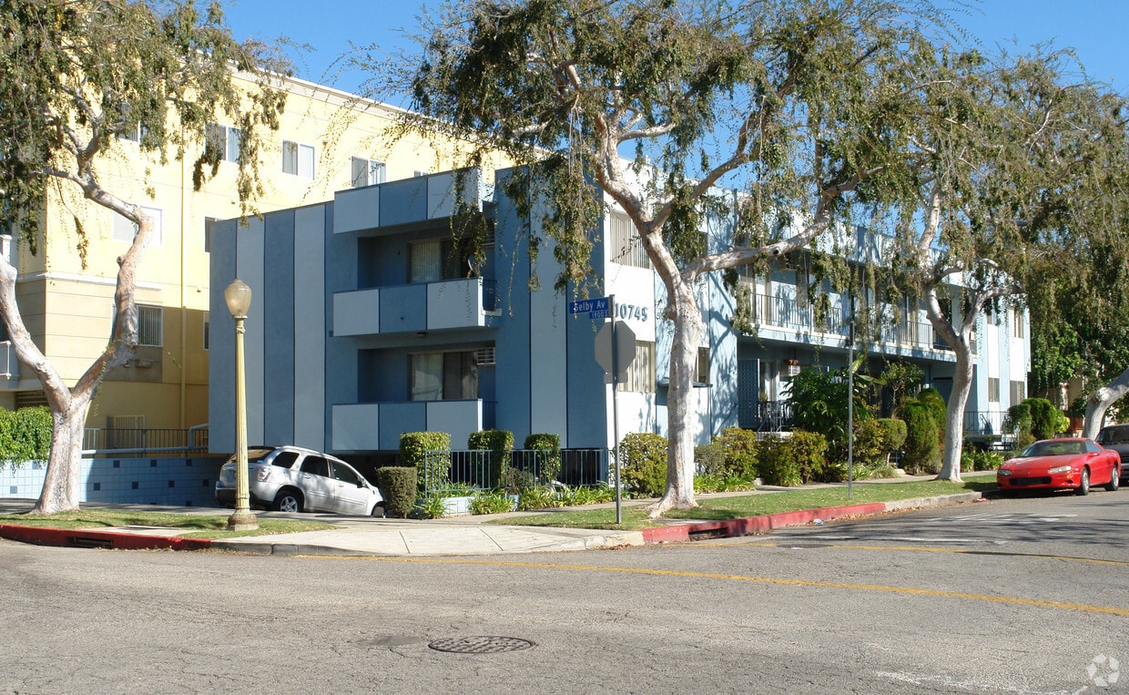 Building Photo - 10745 La Grange Ave