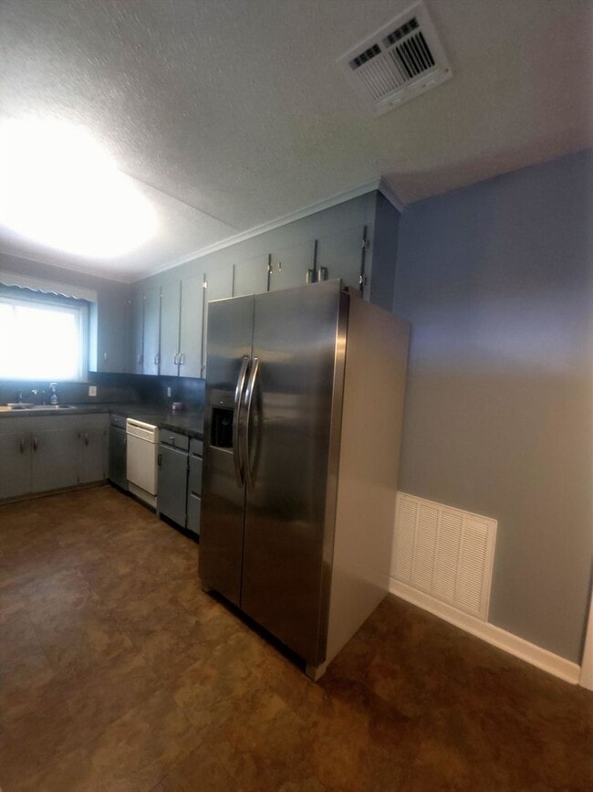 Foto del edificio - Charming 3-Bedroom Home for Rent – Spacious Backyard & Quiet Neighborhood!