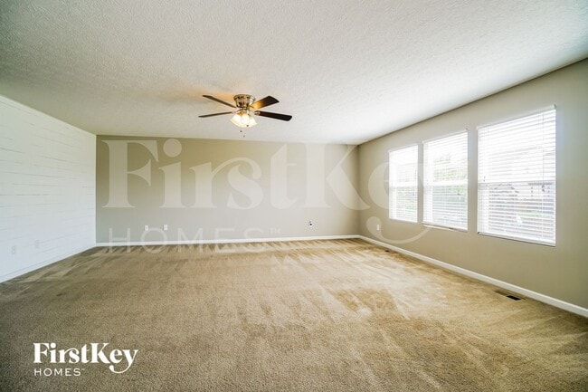 Foto del edificio - 270 Cloverhill Dr