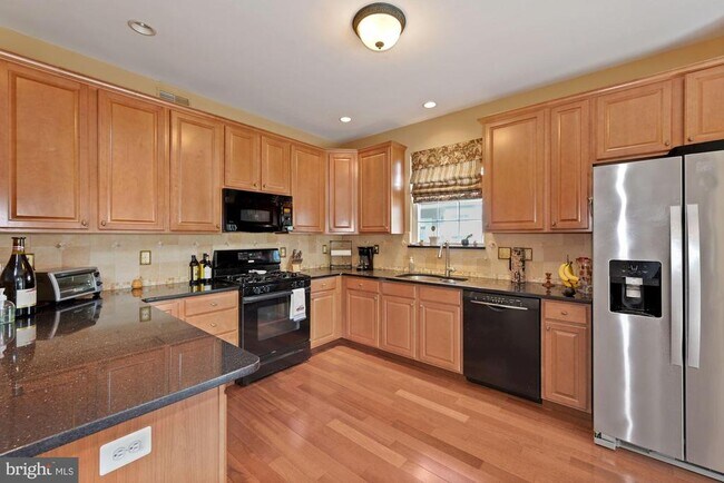 Building Photo - 33 Weaver Dr