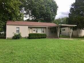 Building Photo - 806 W Kansas St