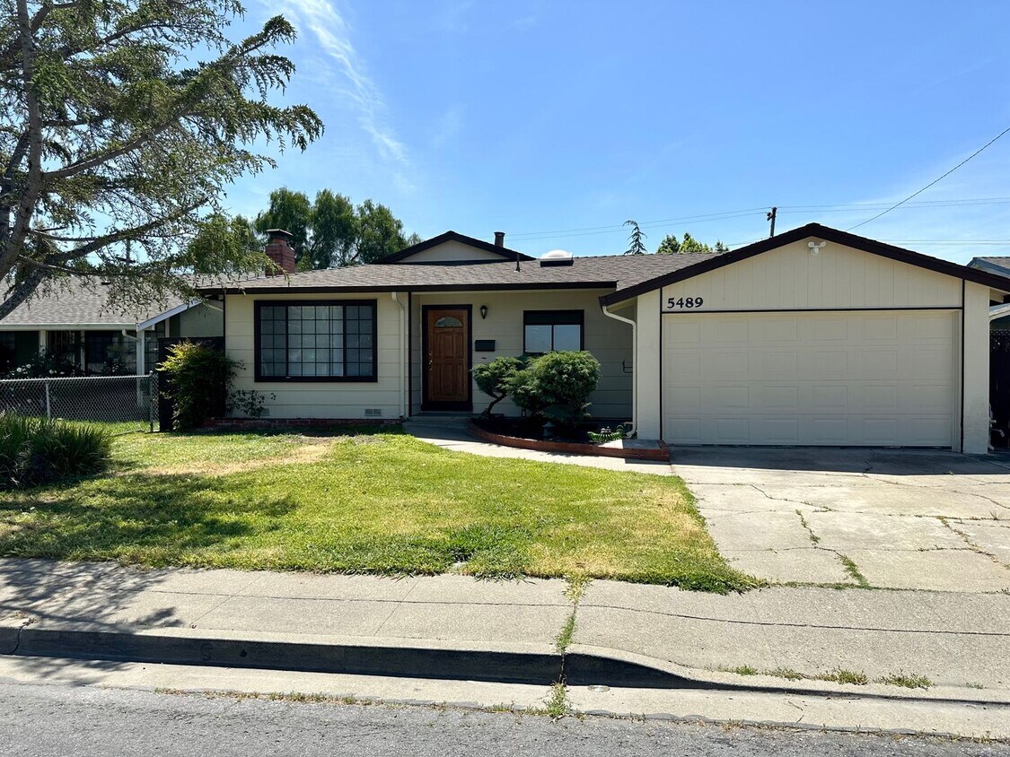 Foto principal - PET FRIENDLY Spacious 3 Bedroom 2 Bath! **...