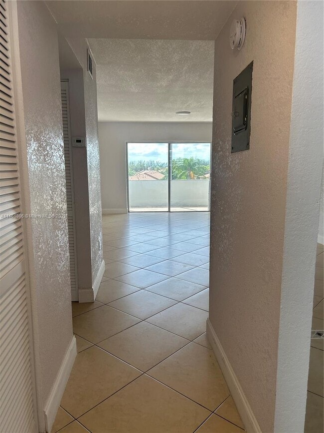 Building Photo - 2998 Sunrise Lakes Dr E