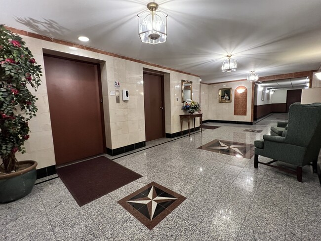 Lobby - 620 W Belmont Ave