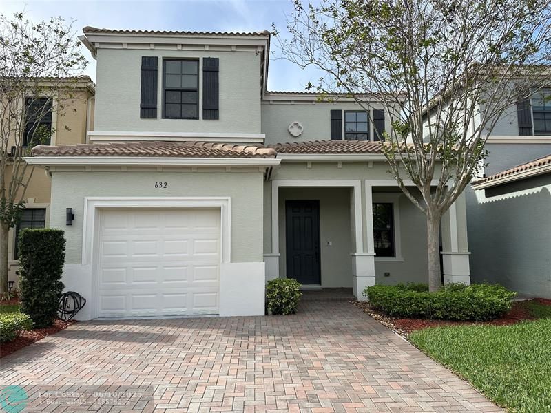 Foto principal - 632 NE 193rd St