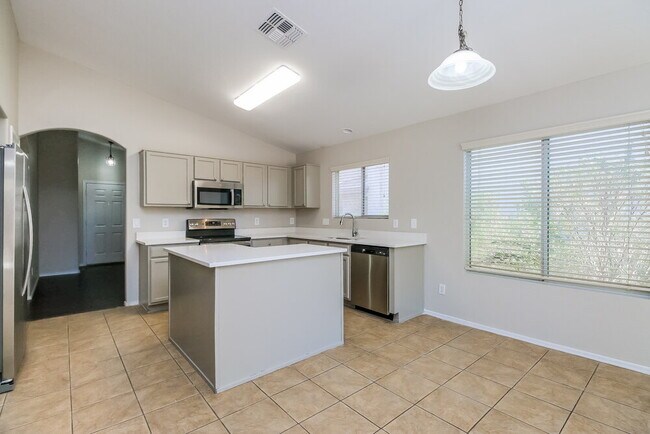 Foto del edificio - 1161 E Lakeview Dr