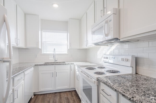 3BR , 1,5BA - 1000SF - Treemont Apartments