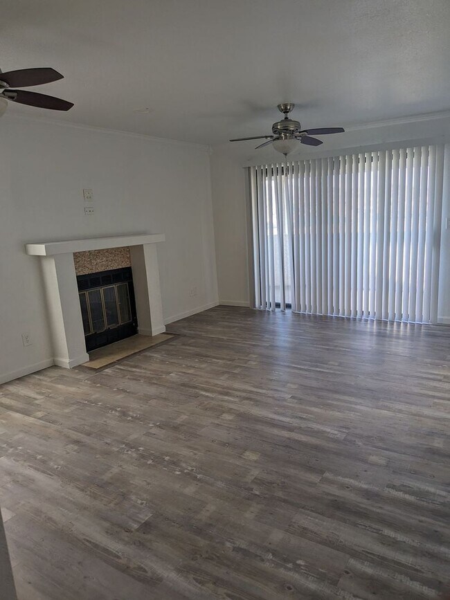 Building Photo - 1/2 OFF 1st Month's Rent   Newly Remodeled...