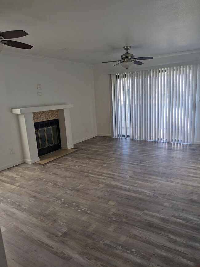 Building Photo - Newly Remodeled 2 Bedroom Condo at Rivervi...