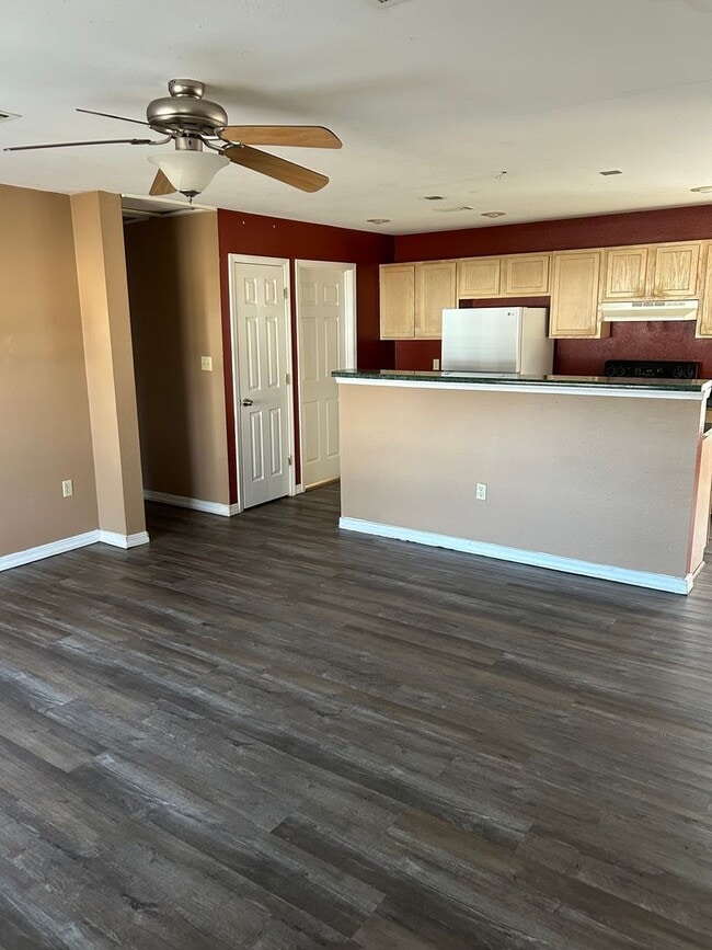 Building Photo - 3816 E 6th St