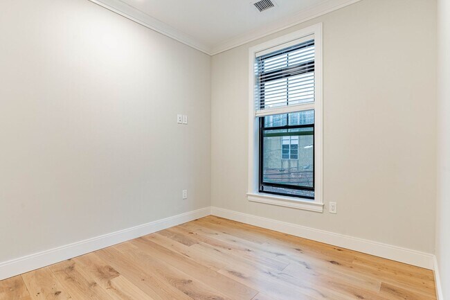 Building Photo - Luxury 4 Bed/2.5 Bath in Allston with Wash...