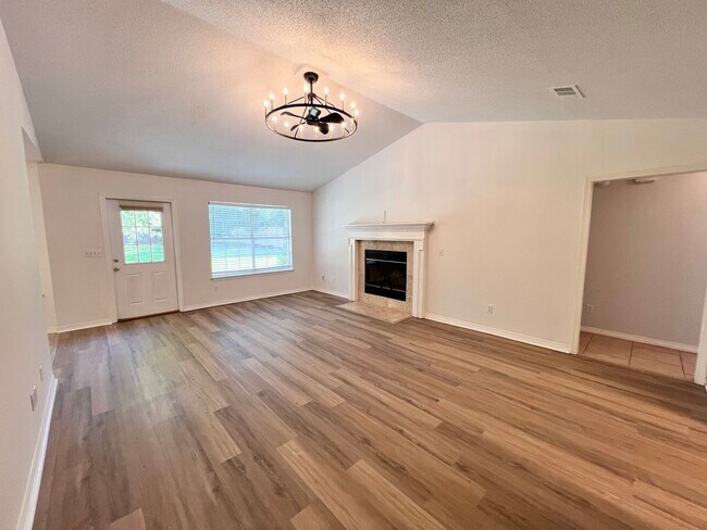 Building Photo - Charming Home - Newly Renovated