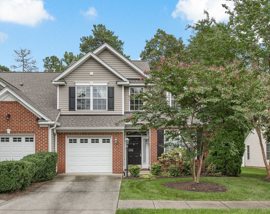 Primary Photo - Stunning Townhome with Vaulted Ceilings an...