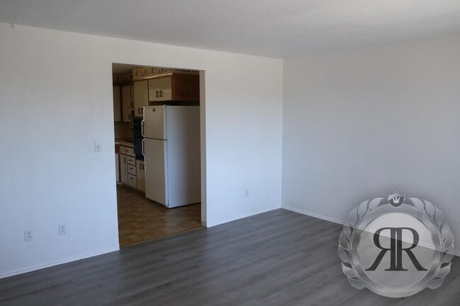 Building Photo - West Valley Tri-Plex, Washer/Dryer & Utili...