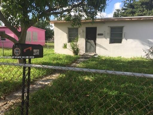 Foto principal - 2151 Wilmington St