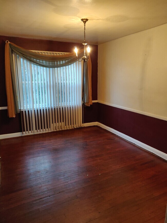 Building Photo - Charming 3 Bedroom/1.5 Bathroom Townhome in Cameron Village, MD!