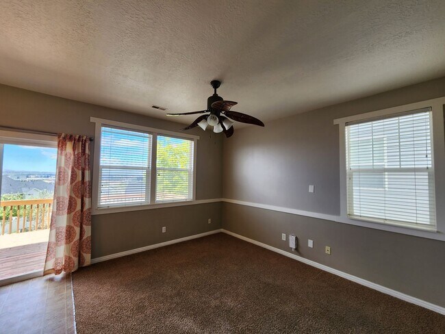 Foto del edificio - Stunning 3 bdrm 1.5 bath townhome! Wine & Dine on your enormous deck featuring city views!