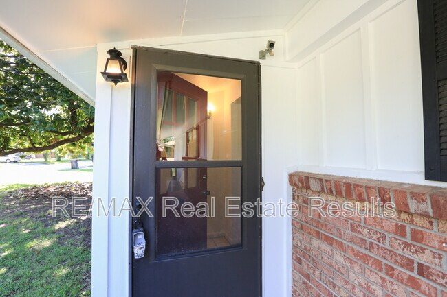 Foto del edificio - 1402 Lawrence Ave